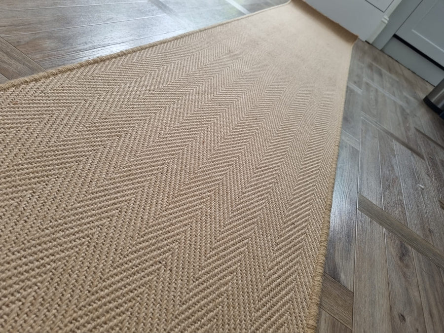 Jute herringbone carpet with a whipped edge